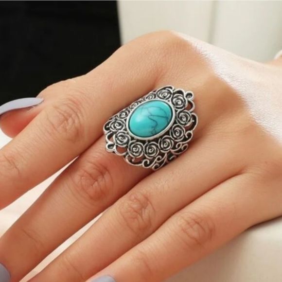 Jewelry - Chunky Turquoise Silver Boho Ring!